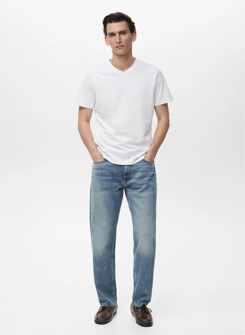 مانجو مان تيشيرت بياقة على شكل حرف